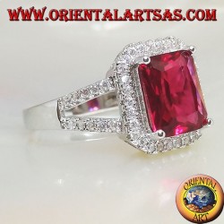 Anillo de plata con rubí natural rectangular engastado rodeado de circonitas y dos líneas laterales.