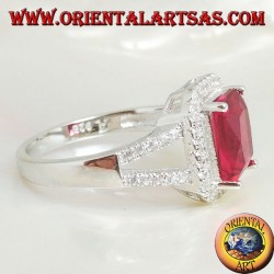 Bague en argent avec rubis rectangulaire naturel serti de zircons et de deux lignes latérales