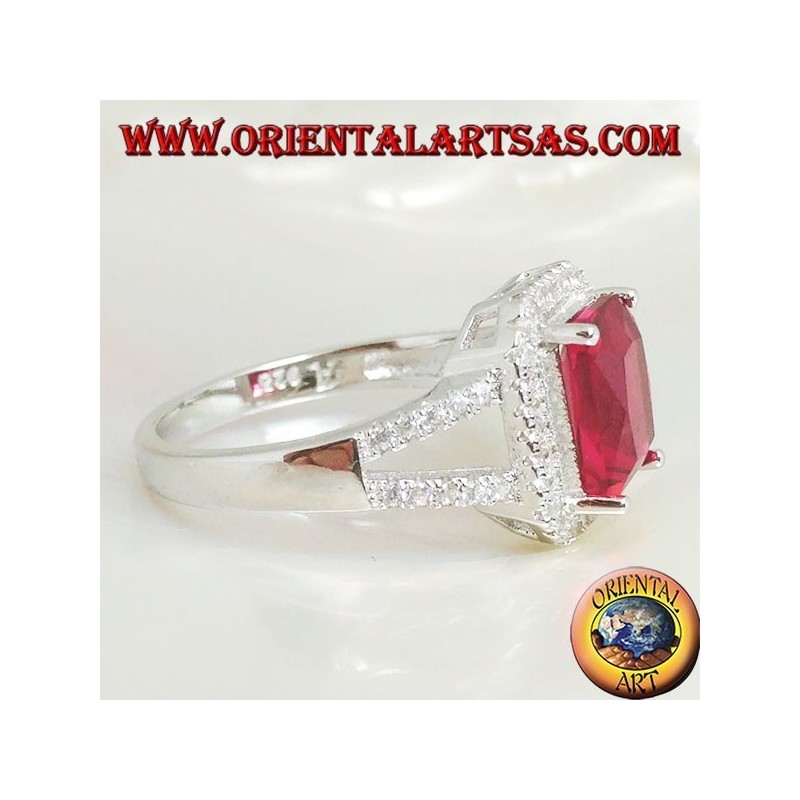 Anillo de plata con rubí natural rectangular engastado rodeado de circonitas y dos líneas laterales.
