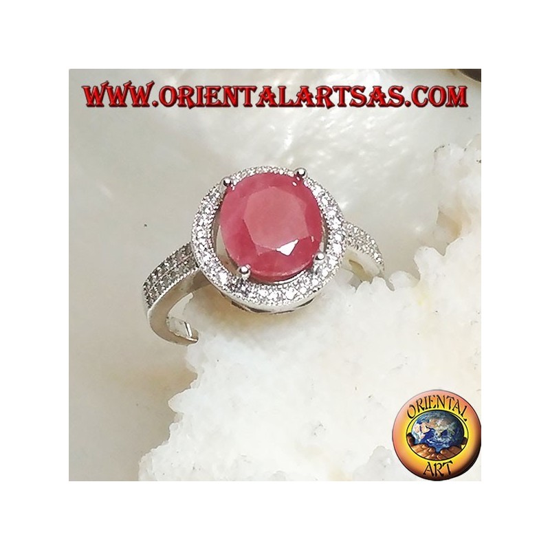 Anillo de plata con rubí natural ovalado engastado en un marco redondo con circonitas