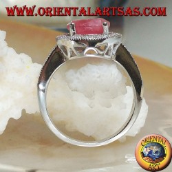 Anillo de plata con rubí natural ovalado engastado en un marco redondo con circonitas