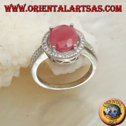 Bague en argent avec rubis naturel ovale sur monture ronde avec zircons