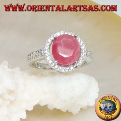 Bague en argent avec rubis naturel ovale sur monture ronde avec zircons