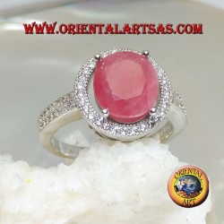 Anillo de plata con rubí natural ovalado engastado en un marco redondo con circonitas