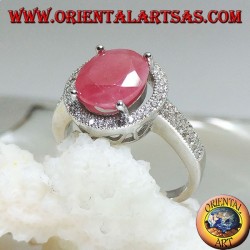Bague en argent avec rubis naturel ovale sur monture ronde avec zircons