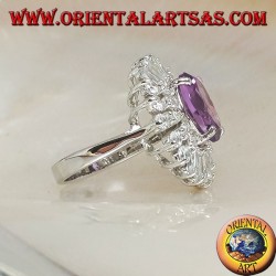 Anillo de plata con amatista ovalada natural, rodeado de placas de circón.