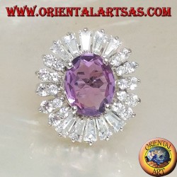 Anillo de plata con amatista ovalada natural, rodeado de placas de circón.