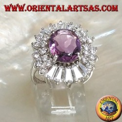 Anillo de plata con amatista ovalada natural, rodeado de placas de circón.