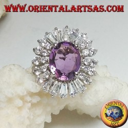 Anillo de plata con amatista ovalada natural, rodeado de placas de circón.