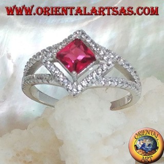 Bague en argent avec rubis synthétique carré sur monture losange avec zircons