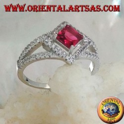 Bague en argent avec rubis synthétique carré sur monture losange avec zircons