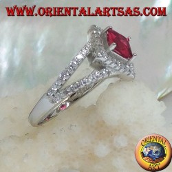 Bague en argent avec rubis synthétique carré sur monture losange avec zircons