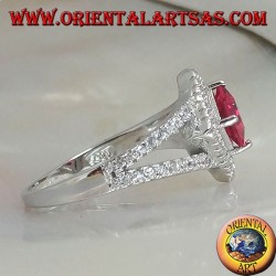 Bague en argent avec rubis synthétique carré sur monture losange avec zircons