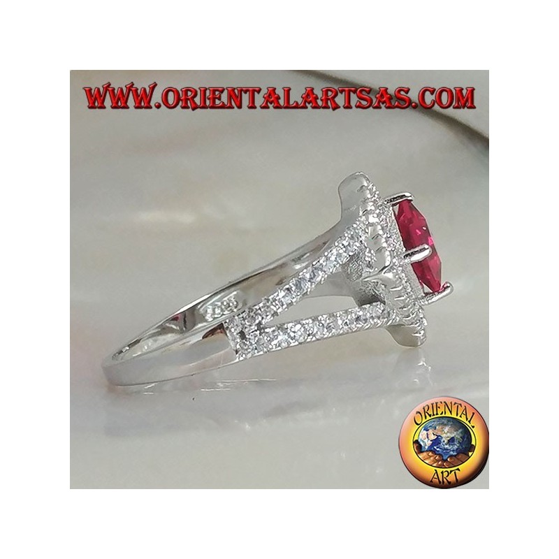 Anello in argento con rubino sintetico quadrato incastonato su montatura a rombo con zirconi