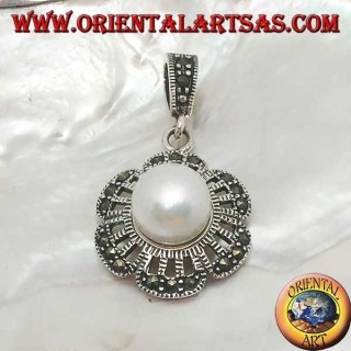 Ciondolo in argento a foglia traforata con marcasite sui petali e perla d'acqua dolce gigante al centro