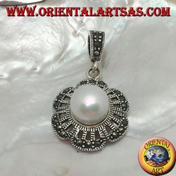Pendentif en argent ajouré avec marcassite sur les pétales et perle d'eau douce géante au centre