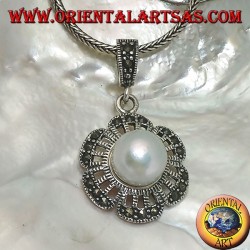 Colgante de plata calado con marcasita en los pétalos y perla gigante de agua dulce en el centro