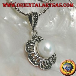 Colgante de plata calado con marcasita en los pétalos y perla gigante de agua dulce en el centro