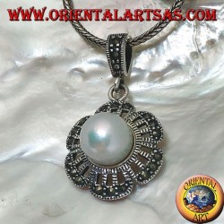 Pendentif en argent ajouré avec marcassite sur les pétales et perle d'eau douce géante au centre