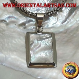 Colgante de plata con nácar rectangular en un entorno liso y esencial.