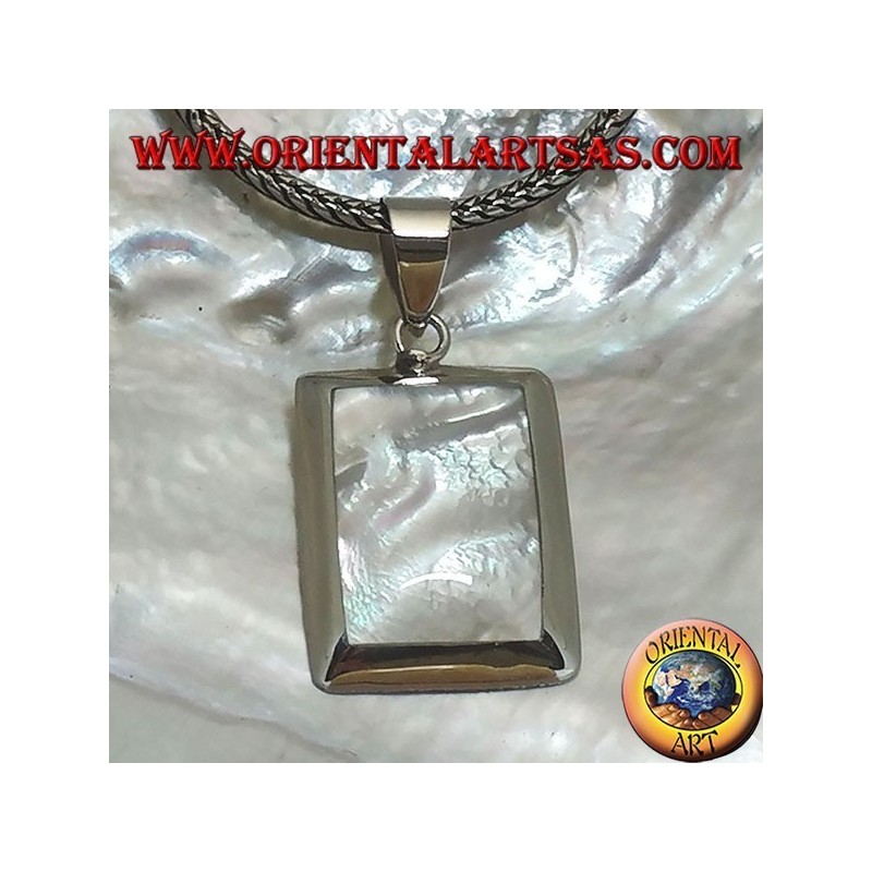Pendentif en argent avec nacre rectangulaire sur un sertissage lisse et indispensable