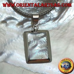 Colgante de plata con nácar rectangular en un entorno liso y esencial.