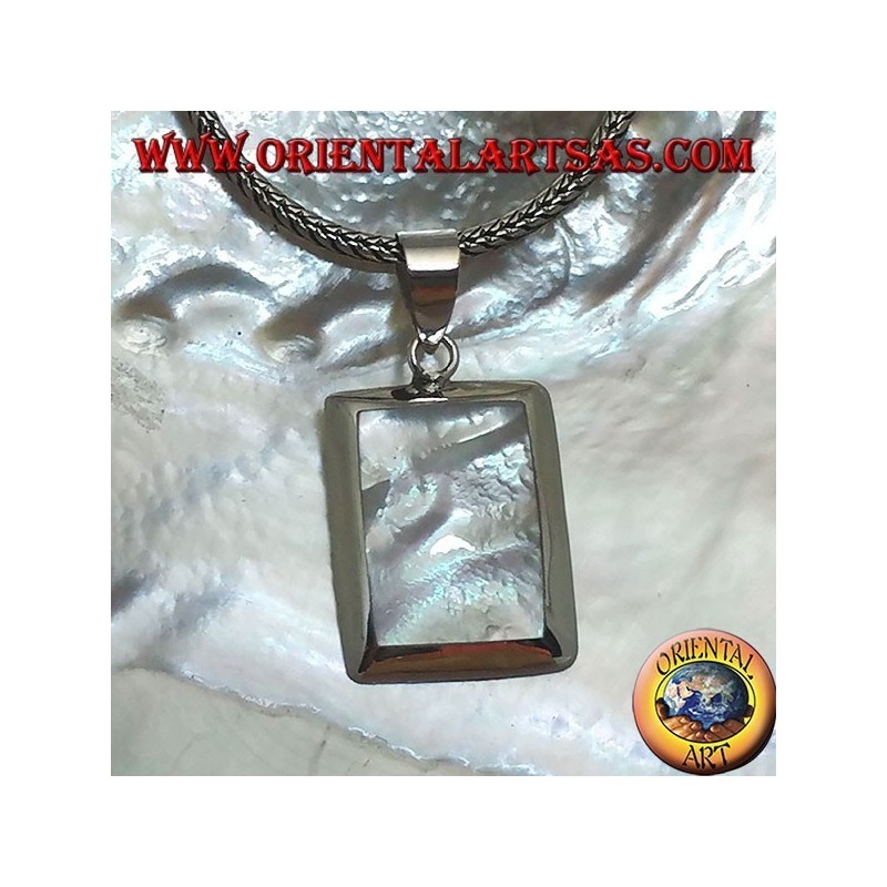 Colgante de plata con nácar rectangular en un entorno liso y esencial.
