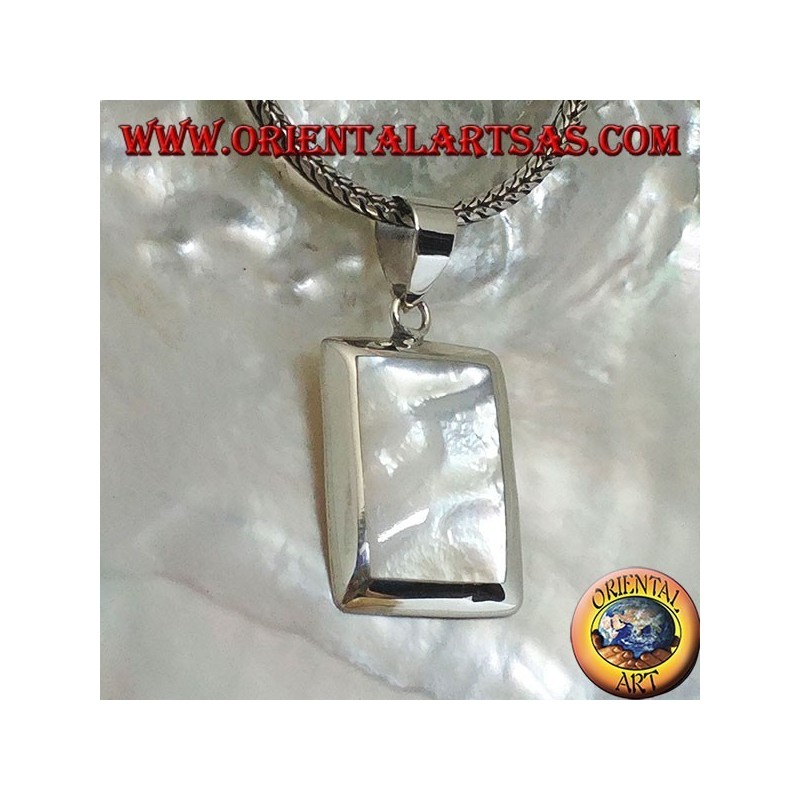 Pendentif en argent avec nacre rectangulaire sur un sertissage lisse et indispensable