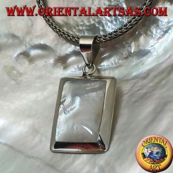Colgante de plata con nácar rectangular en un entorno liso y esencial.
