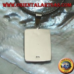 Colgante de plata con nácar rectangular en un entorno liso y esencial.