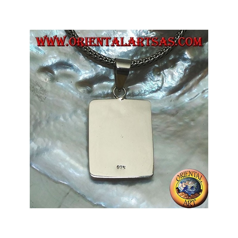 Pendentif en argent avec nacre rectangulaire sur un sertissage lisse et indispensable