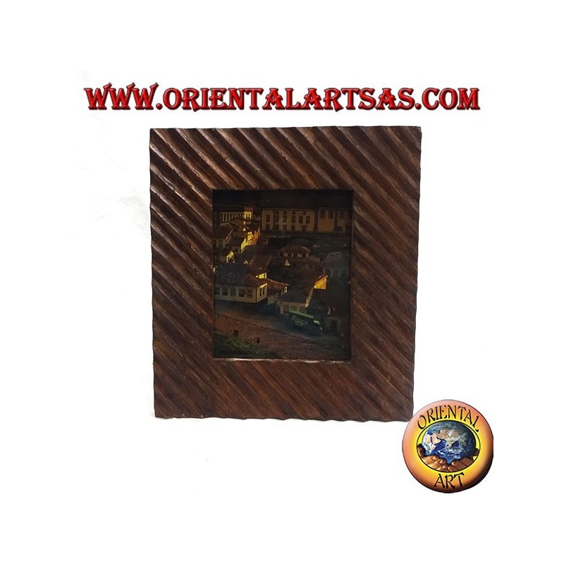 Marco de fotos con líneas oblicuas grabadas en madera de pino 30 x 26 cm.