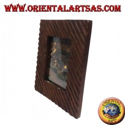 Marco de fotos con líneas oblicuas grabadas en madera de pino 30 x 26 cm.
