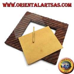 Marco de fotos con líneas oblicuas grabadas en madera de pino 30 x 26 cm.