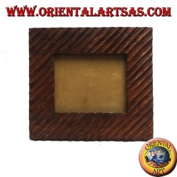 Marco de fotos con líneas oblicuas grabadas en madera de pino 30 x 26 cm.