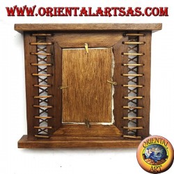 Marco de fotos antiguo de madera de teca con corteza tejida a los lados de 28x24 cm.