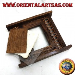 Marco de fotos antiguo de madera de teca con corteza tejida a los lados de 28x24 cm.