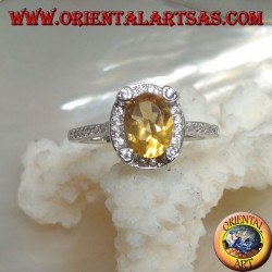 Bague en argent avec topaze jaune naturelle ovale entourée de zircone cubique et avec quatre zircones cubiques en relief