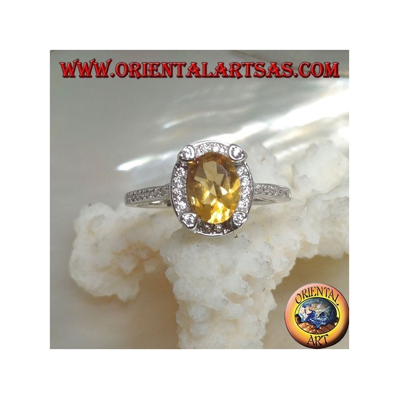 Anillo de plata con topacio amarillo natural ovalado rodeado de circonita cúbica y con cuatro circonitas en relieve