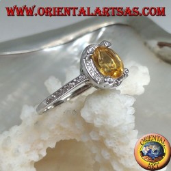 Bague en argent avec topaze jaune naturelle ovale entourée de zircone cubique et avec quatre zircones cubiques en relief