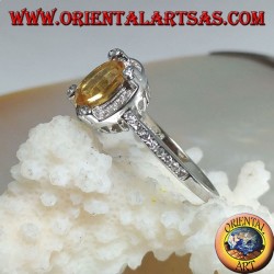 Bague en argent avec topaze jaune naturelle ovale entourée de zircone cubique et avec quatre zircones cubiques en relief