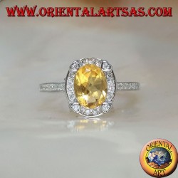 Bague en argent avec topaze jaune naturelle ovale entourée de zircone cubique et avec quatre zircones cubiques en relief