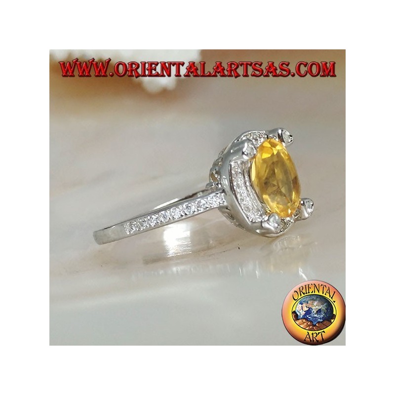 Bague en argent avec topaze jaune naturelle ovale entourée de zircone cubique et avec quatre zircones cubiques en relief