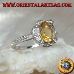 Anillo de plata con topacio amarillo natural ovalado rodeado de circonita cúbica y con cuatro circonitas en relieve