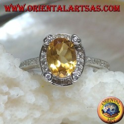 Anillo de plata con topacio amarillo natural ovalado rodeado de circonita cúbica y con cuatro circonitas en relieve