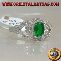 Silberring mit ovalem synthetischem Smaragd auf Rahmen mit Herzen an den Seiten, besetzt mit Zirkonen