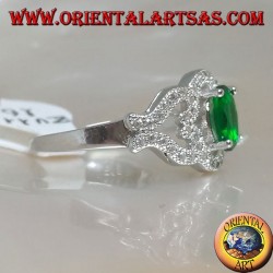 Anello in argento con smeraldo sintetico ovale su montatura con cuori sui lati tempestata di zirconi 