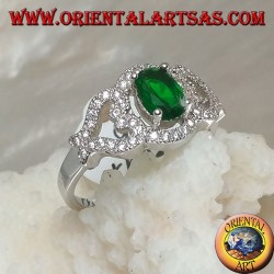 Silberring mit ovalem synthetischem Smaragd auf Rahmen mit Herzen an den Seiten, besetzt mit Zirkonen