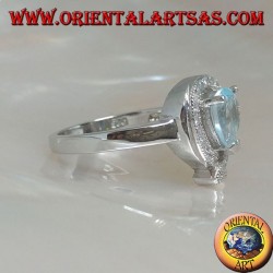 Bague en argent avec topaze goutte bleue naturelle entourée de zircons (intersection sur la pointe)