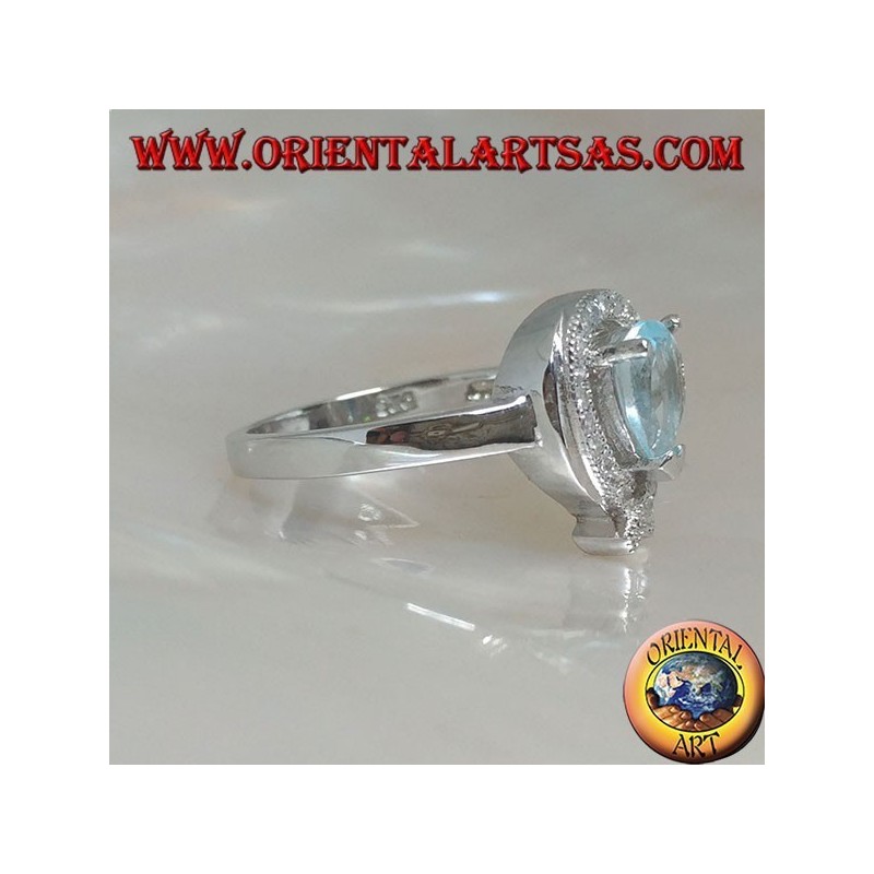 Bague en argent avec topaze goutte bleue naturelle entourée de zircons (intersection sur la pointe)